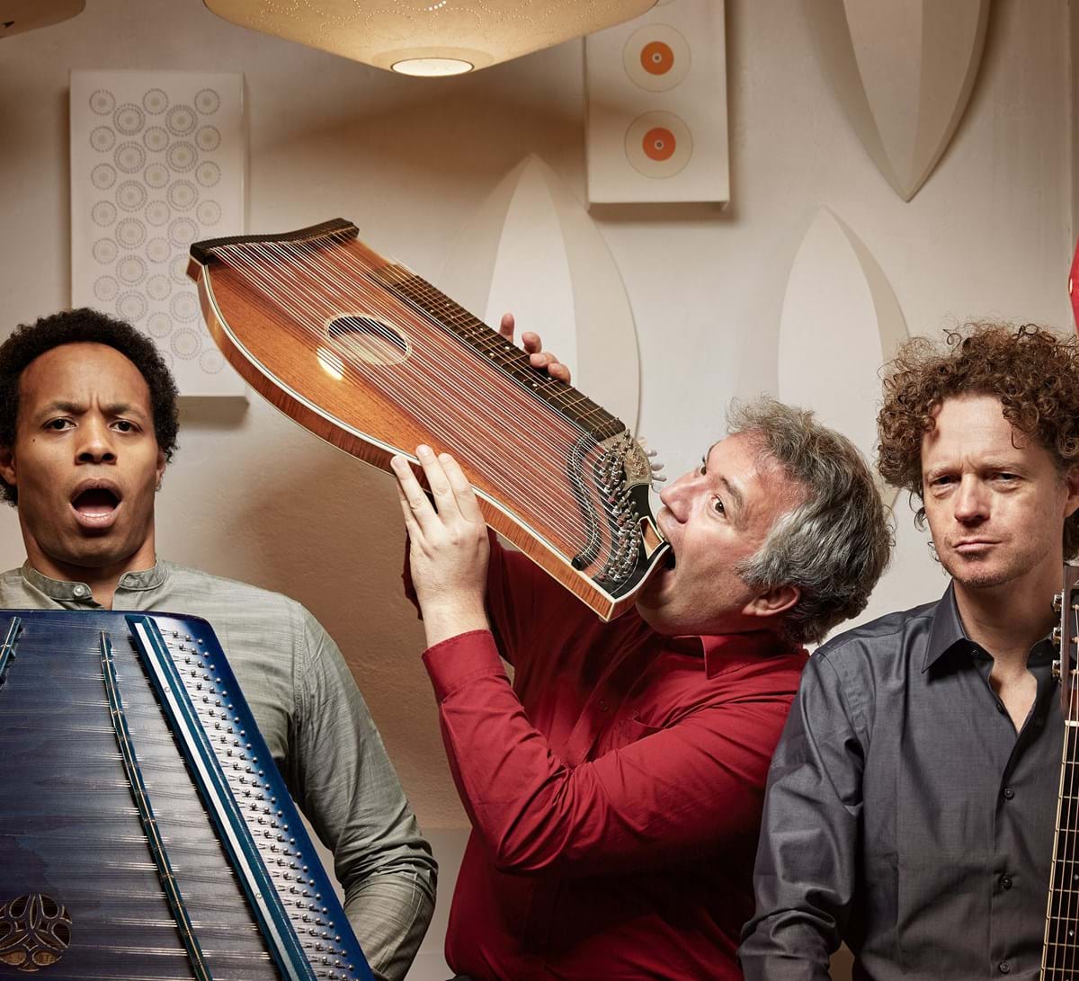 „WeltRaumVolksMusik“: Das Lanzinger Trio tritt mit 169 Saiten in Thierhaupten auf