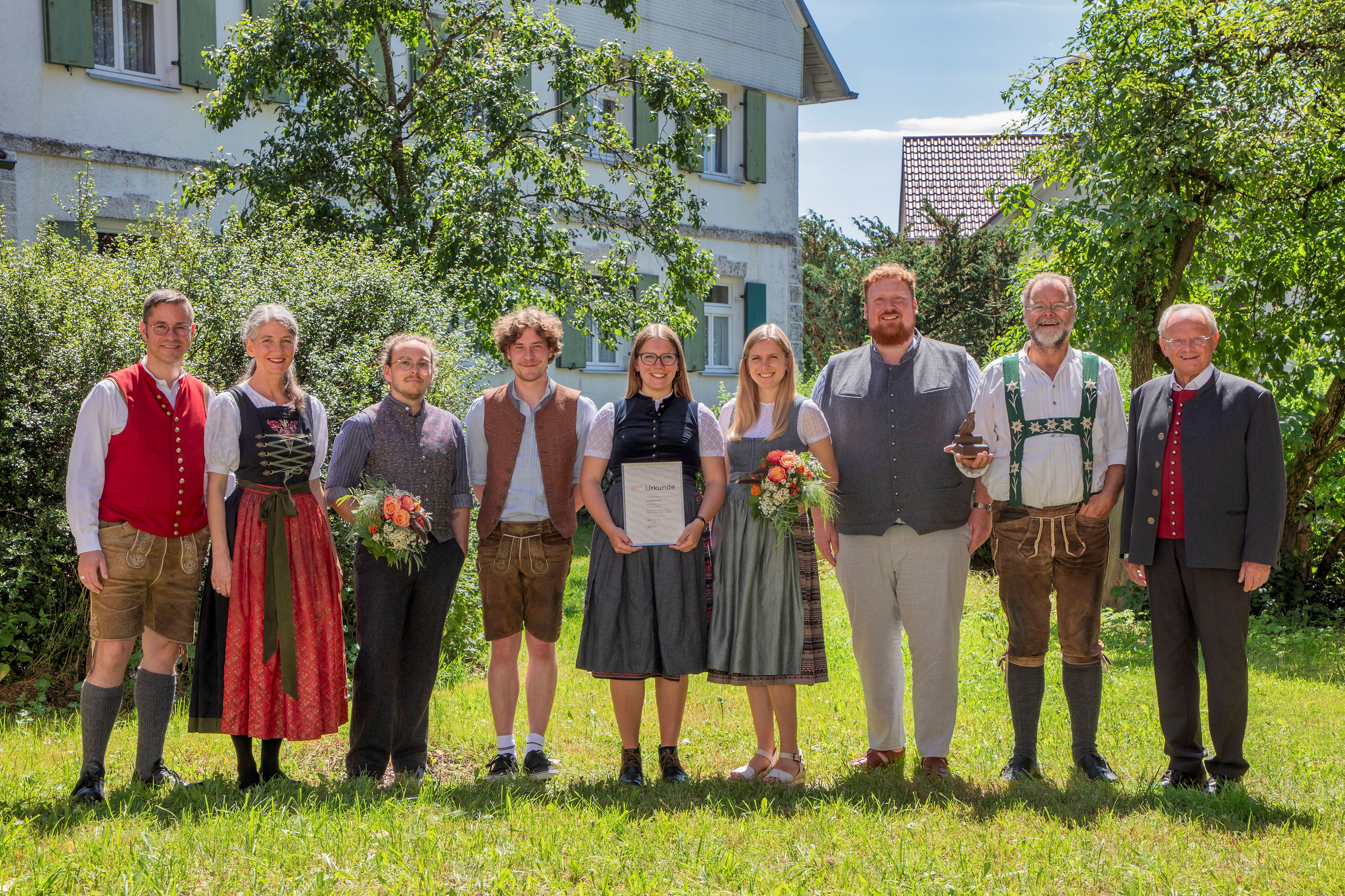 Christoph Lambertz (l.) und Evi Heigl (Beratungsstelle für Volksmusik im Bezirk Schwaben) mit den Preisträgern sowie Alfons Weber (weiterer Stellvertreter des Bezirkstagspräsidenten) Bildnachweis: Tanja Kutter