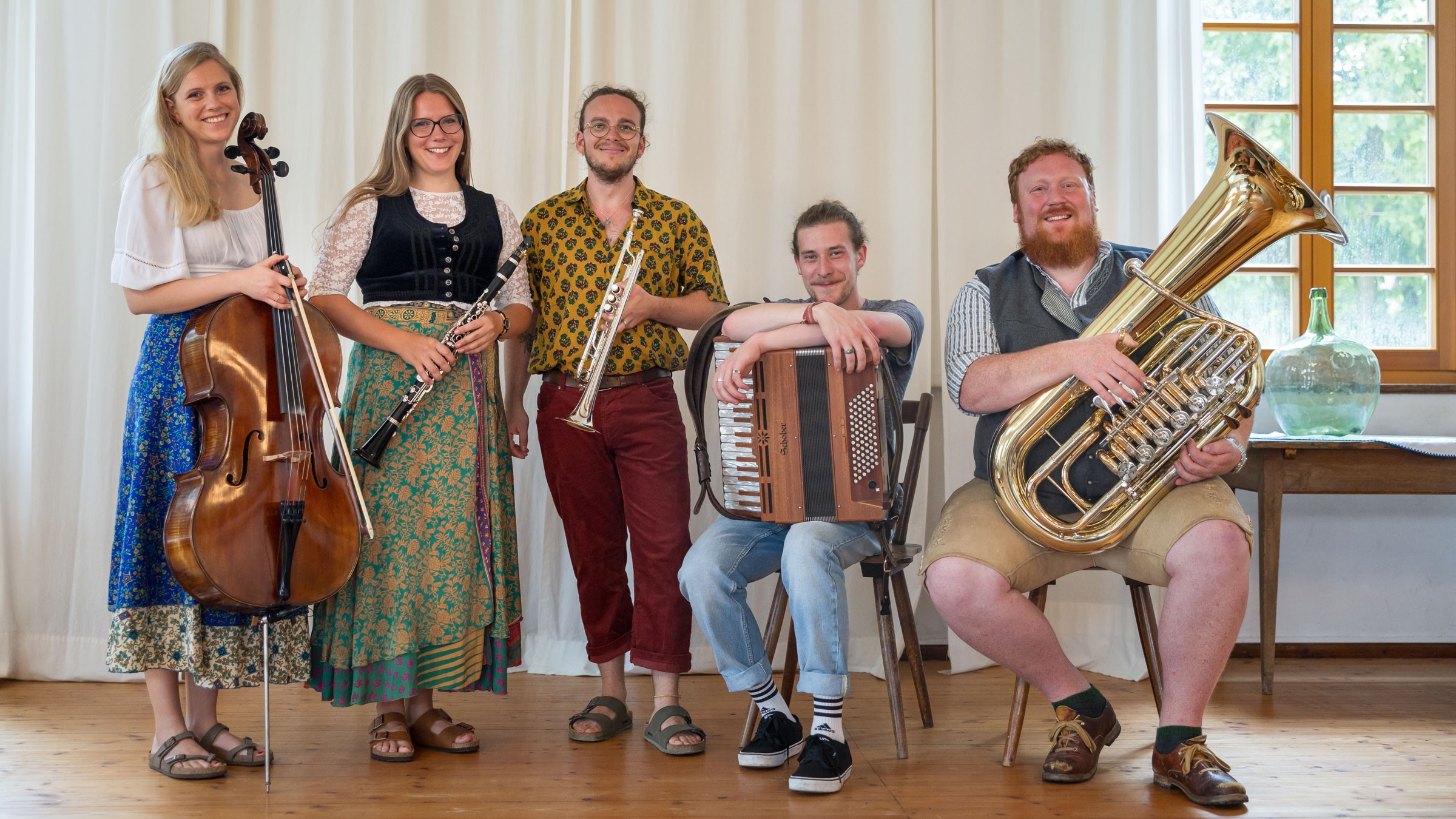 „schwäbischwild“ erhält den Förderpreis Volksmusik des Bezirks Schwaben (v.l.): Johanna Held, Magdalena Held, Lukas Linzmeier, Martin Hegele und Tobias Mittelmaier Bildnachweis: Marco Kleebauer