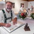 Martin Kern bei der Eintragung ins Buch der Begegnung Martin Kern bei der Eintragung ins Buch der Begegnung