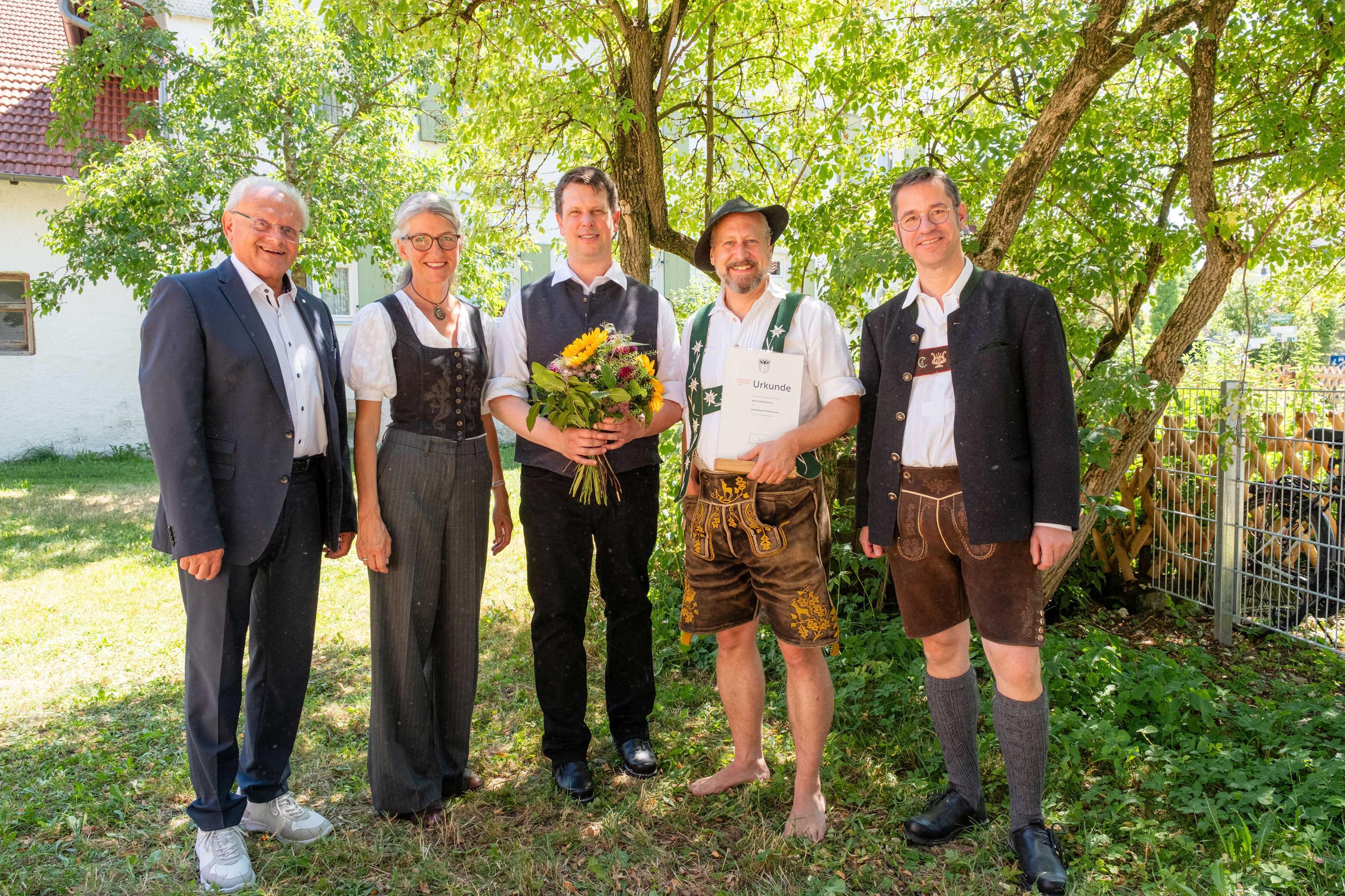 Das Duo Schatzhauser wurde mit dem Volksmusikförderpreis ausgezeichnet. Von links auf dem Bild: Stellvertretender Bezirkstagspräsident Alfons Weber, Volksmusikberaterin Evi Heigl, das Duo Schatzhauser, bestehend aus Hans-Peter Willer und Christian Ludwig Mayer, und Volksmusikberater Christoph Lambertz.
Bildnachweis: Foto: Gregor Hanewacker