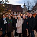 Bezirkstagsvizepräsidentin Holzmann begrüßte Politik, Kultur, Geistlichkeit am Oberschönenfelder Weihnachtsmarkt
