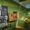 Blick in die Ausstellung „Heinz hört auf! Von Drechslern, Schreinern und einem Neuanfang“ im Museum Oberschönenfeld - Foto: Andreas Wening
