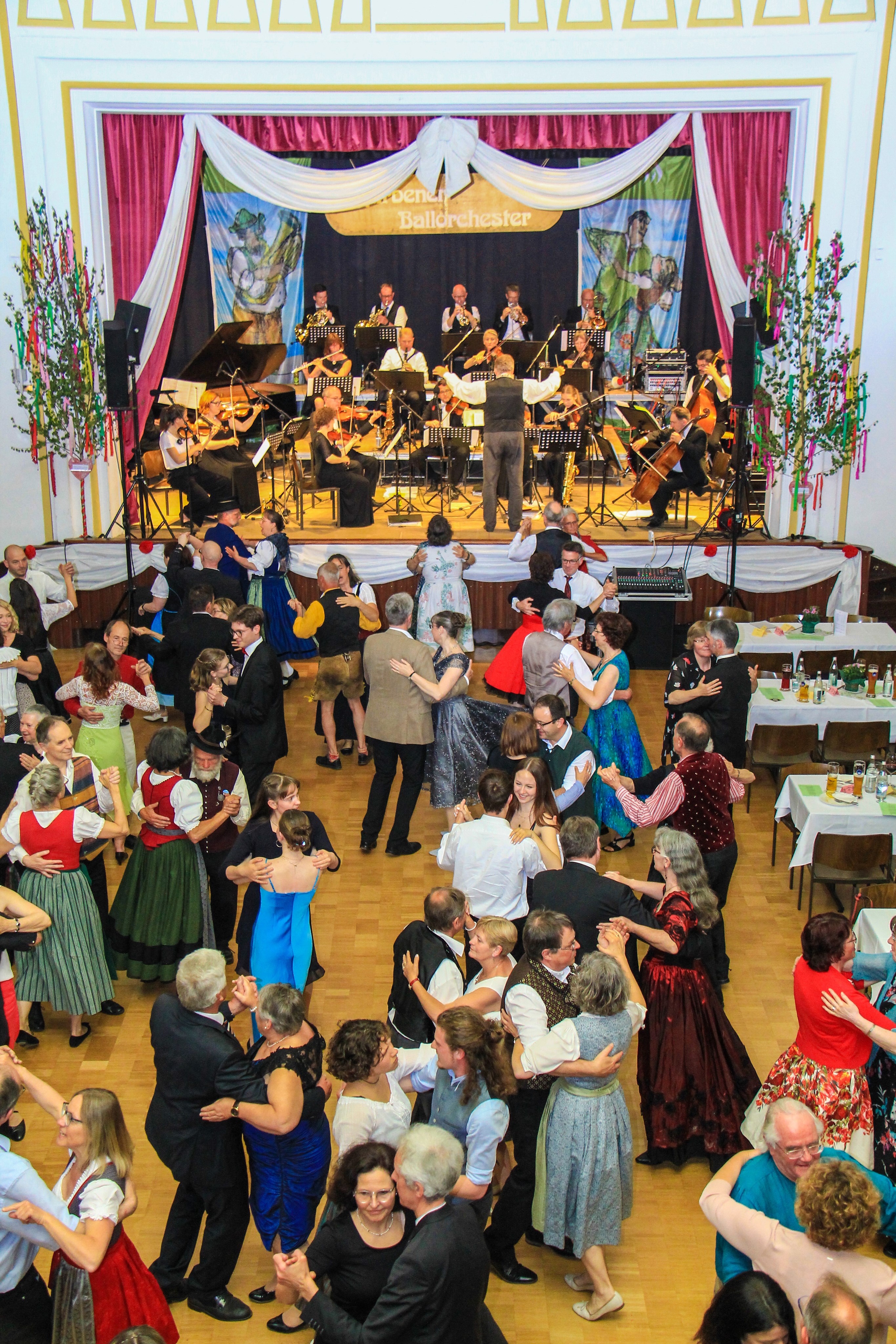 Tanzen der festlichen Mitternachts-Française beim Nostalgieball in Krumbach - Foto: Andreas Keilholz